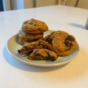 freshly baked hocolate chip cookies with melty chcolate, gooey center and golden crispy edge